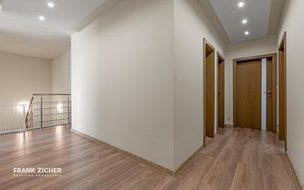 FRANK ZICHER – Predávame veľkometrážny 4.i byt s 2 terasami a výhľadmi na mesto aj Karpaty