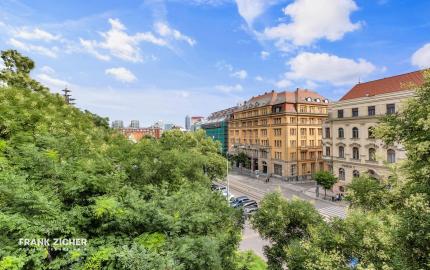 FRANK ZICHER – Predávame veľkometrážny 200m2 byt s 2 garážami v kvalitnej stavbe na námestí SNP - možnosť úpravy na 5.izb byt