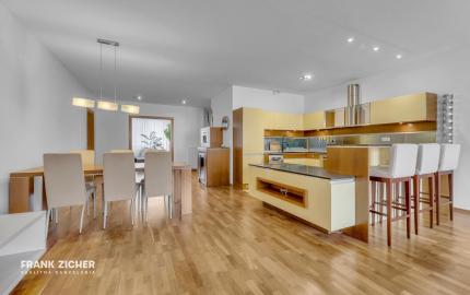 FRANK ZICHER – Predávame veľkometrážny 200m2 byt s 2 garážami v kvalitnej stavbe na námestí SNP - možnosť úpravy na 5.izb byt