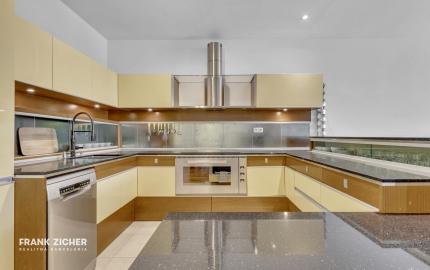 FRANK ZICHER – Predávame veľkometrážny 200m2 byt s 2 garážami v kvalitnej stavbe na námestí SNP - možnosť úpravy na 5.izb byt