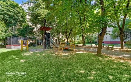 FRANK ZICHER – Predávame priestranný 4-izbový byt v obľúbenej lokalite s krásnym zeleným vnútroblokom