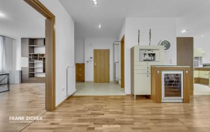 FRANK ZICHER – Predávame veľkometrážny 200m2 byt s 2 garážami v kvalitnej stavbe na námestí SNP - možnosť úpravy na 5.izb byt