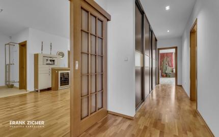 FRANK ZICHER – Predávame veľkometrážny 200m2 byt s 2 garážami v kvalitnej stavbe na námestí SNP - možnosť úpravy na 5.izb byt