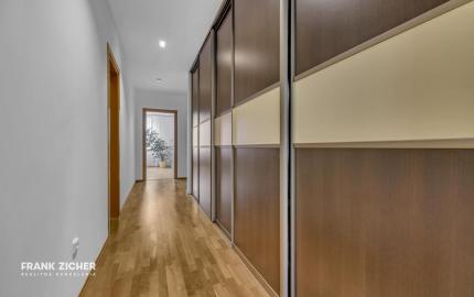 FRANK ZICHER – Predávame veľkometrážny 200m2 byt s 2 garážami v kvalitnej stavbe na námestí SNP - možnosť úpravy na 5.izb byt