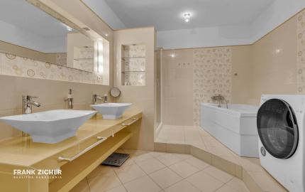 FRANK ZICHER – Predávame veľkometrážny 200m2 byt s 2 garážami v kvalitnej stavbe na námestí SNP - možnosť úpravy na 5.izb byt