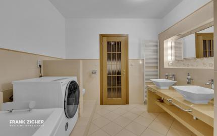 FRANK ZICHER – Predávame veľkometrážny 200m2 byt s 2 garážami v kvalitnej stavbe na námestí SNP - možnosť úpravy na 5.izb byt