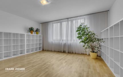 FRANK ZICHER – Predávame veľkometrážny 200m2 byt s 2 garážami v kvalitnej stavbe na námestí SNP - možnosť úpravy na 5.izb byt