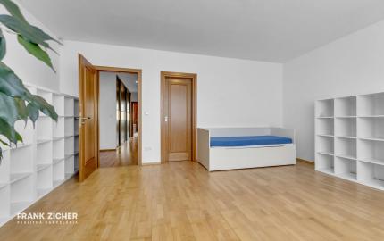 FRANK ZICHER – Predávame veľkometrážny 200m2 byt s 2 garážami v kvalitnej stavbe na námestí SNP - možnosť úpravy na 5.izb byt