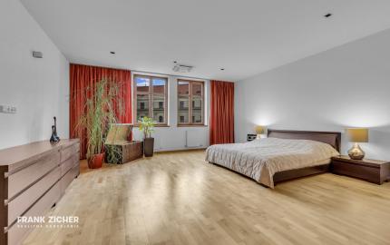 FRANK ZICHER – Predávame veľkometrážny 200m2 byt s 2 garážami v kvalitnej stavbe na námestí SNP - možnosť úpravy na 5.izb byt