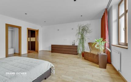 FRANK ZICHER – Predávame veľkometrážny 200m2 byt s 2 garážami v kvalitnej stavbe na námestí SNP - možnosť úpravy na 5.izb byt