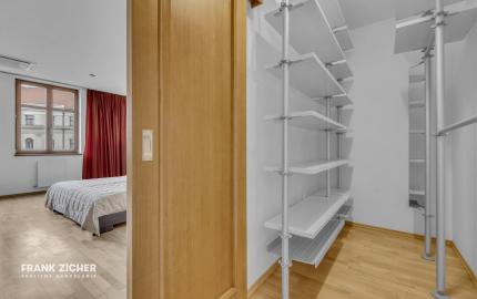 FRANK ZICHER – Predávame veľkometrážny 200m2 byt s 2 garážami v kvalitnej stavbe na námestí SNP - možnosť úpravy na 5.izb byt