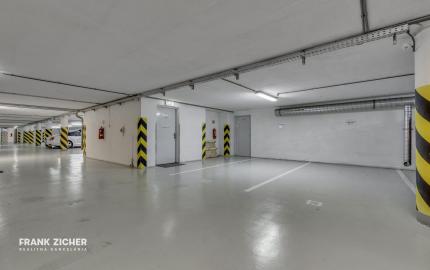 FRANK ZICHER – Predávame veľkometrážny 200m2 byt s 2 garážami v kvalitnej stavbe na námestí SNP - možnosť úpravy na 5.izb byt