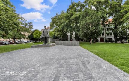 FRANK ZICHER – Predávame veľkometrážny 200m2 byt s 2 garážami v kvalitnej stavbe na námestí SNP - možnosť úpravy na 5.izb byt