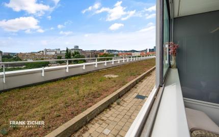 FRANK ZICHER - Predávame útulný 2 izbový byt vo veži II s výhľadom na hrad, projekt PANORAMA CITY