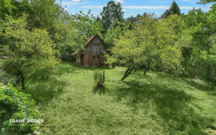 FRANK ZICHER - Predávame rozsiahly pozemok s rekreačnou chatou a garážou v pokojnej lokalite Marianka