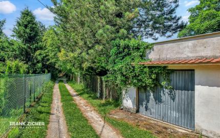 FRANK ZICHER - Predávame rozsiahly pozemok s rekreačnou chatou a garážou v pokojnej lokalite Marianka