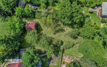 FRANK ZICHER - Predávame rozsiahly pozemok s rekreačnou chatou a garážou v pokojnej lokalite Marianka