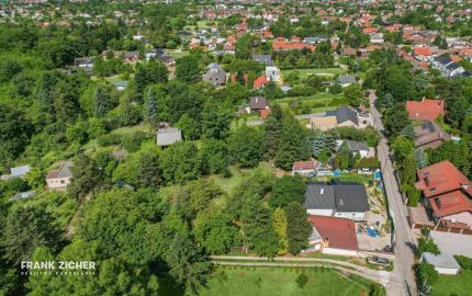 FRANK ZICHER - Predávame rozsiahly pozemok s rekreačnou chatou a garážou v pokojnej lokalite Marianka