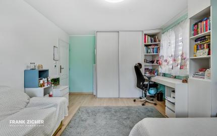 FRANK ZICHER – Predávame rodinný dom v Ivanke pri Dunaji so samostatnou obytnou jednotkou a garážou