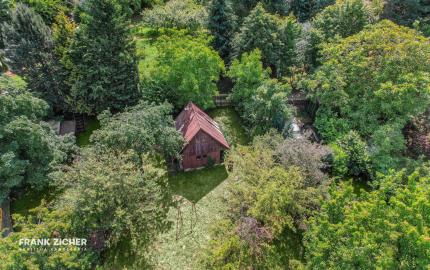 FRANK ZICHER - Predávame rozsiahly pozemok s rekreačnou chatou a garážou v pokojnej lokalite Marianka