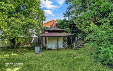 FRANK ZICHER - Predávame rozsiahly pozemok s rekreačnou chatou a garážou v pokojnej lokalite Marianka