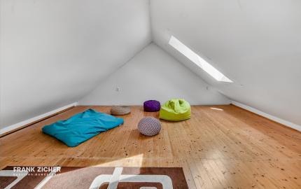 FRANK ZICHER – Predávame rodinný dom v Ivanke pri Dunaji so samostatnou obytnou jednotkou a garážou