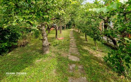 FRANK ZICHER – Predávame rodinný dom v Ivanke pri Dunaji so samostatnou obytnou jednotkou a garážou