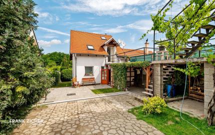 FRANK ZICHER – Predávame rodinný dom v Ivanke pri Dunaji so samostatnou obytnou jednotkou a garážou