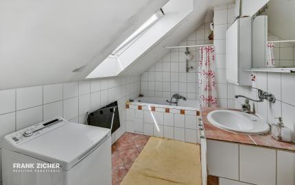 FRANK ZICHER – Predávame rodinný dom v Ivanke pri Dunaji so samostatnou obytnou jednotkou a garážou