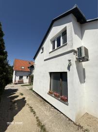 FRANK ZICHER – Predávame rodinný dom v Ivanke pri Dunaji so samostatnou obytnou jednotkou a garážou