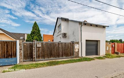 FRANK ZICHER – Predávame rodinný dom v Ivanke pri Dunaji so samostatnou obytnou jednotkou a garážou