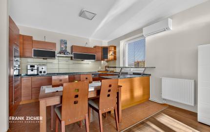 Predávame priestranný 2 izbový byt s garážou (možnosť úpravy na 3.izbový) na Kazanskej ulici