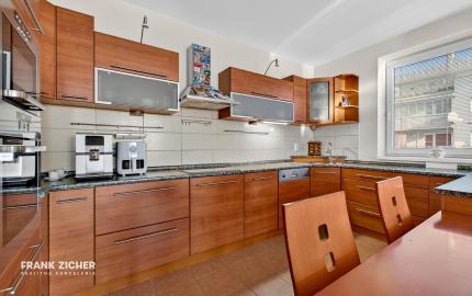 Predávame priestranný 2 izbový byt s garážou (možnosť úpravy na 3.izbový) na Kazanskej ulici