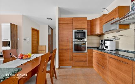 Predávame priestranný 2 izbový byt s garážou (možnosť úpravy na 3.izbový) na Kazanskej ulici