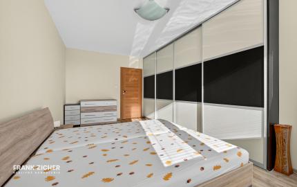 Predávame priestranný 2 izbový byt s garážou (možnosť úpravy na 3.izbový) na Kazanskej ulici