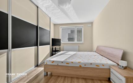 Predávame priestranný 2 izbový byt s garážou (možnosť úpravy na 3.izbový) na Kazanskej ulici