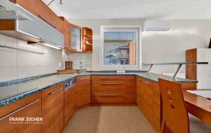 Predávame priestranný 2 izbový byt s garážou (možnosť úpravy na 3.izbový) na Kazanskej ulici