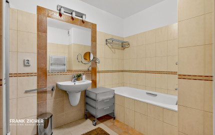 Prenajímame priestranný byt s 2 parkovacími miestami