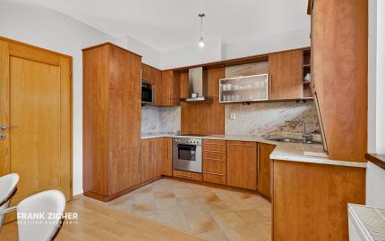 Prenajímame priestranný byt s 2 parkovacími miestami