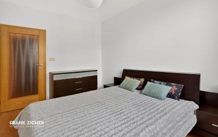 Prenajímame priestranný byt s 2 parkovacími miestami