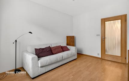 Prenajímame priestranný byt s 2 parkovacími miestami