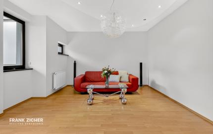 Prenajímame priestranný byt s 2 parkovacími miestami