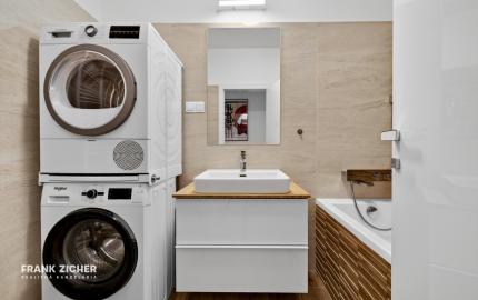 Predávame atraktívny 3 izbový byt s 2 kúpeľňami a veľkou predzáhradkou, Slnečnice – Viladomy