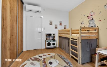 Predávame atraktívny 3 izbový byt s 2 kúpeľňami a veľkou predzáhradkou, Slnečnice – Viladomy