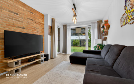 Predávame atraktívny 3 izbový byt s 2 kúpeľňami a veľkou predzáhradkou, Slnečnice – Viladomy