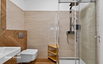 Predávame atraktívny 3 izbový byt s 2 kúpeľňami a veľkou predzáhradkou, Slnečnice – Viladomy