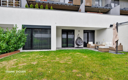 Predávame atraktívny 3 izbový byt s 2 kúpeľňami a veľkou predzáhradkou, Slnečnice – Viladomy