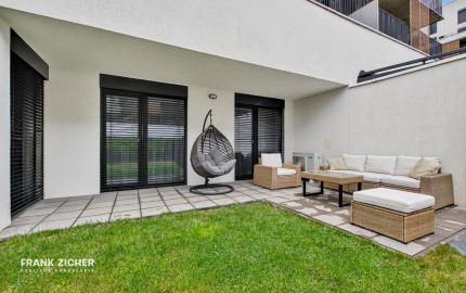 REZERVOVANÉ - Predávame atraktívny 3 izbový byt s 2 kúpeľňami a veľkou predzáhradkou, Slnečnice – Viladomy