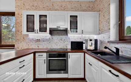 Predávame rodinný dom s garážou a pekným pozemkom v uzavretom kondomíniu v Miloslavove