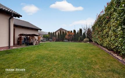 Predávame rodinný dom s garážou a pekným pozemkom v uzavretom kondomíniu v Miloslavove